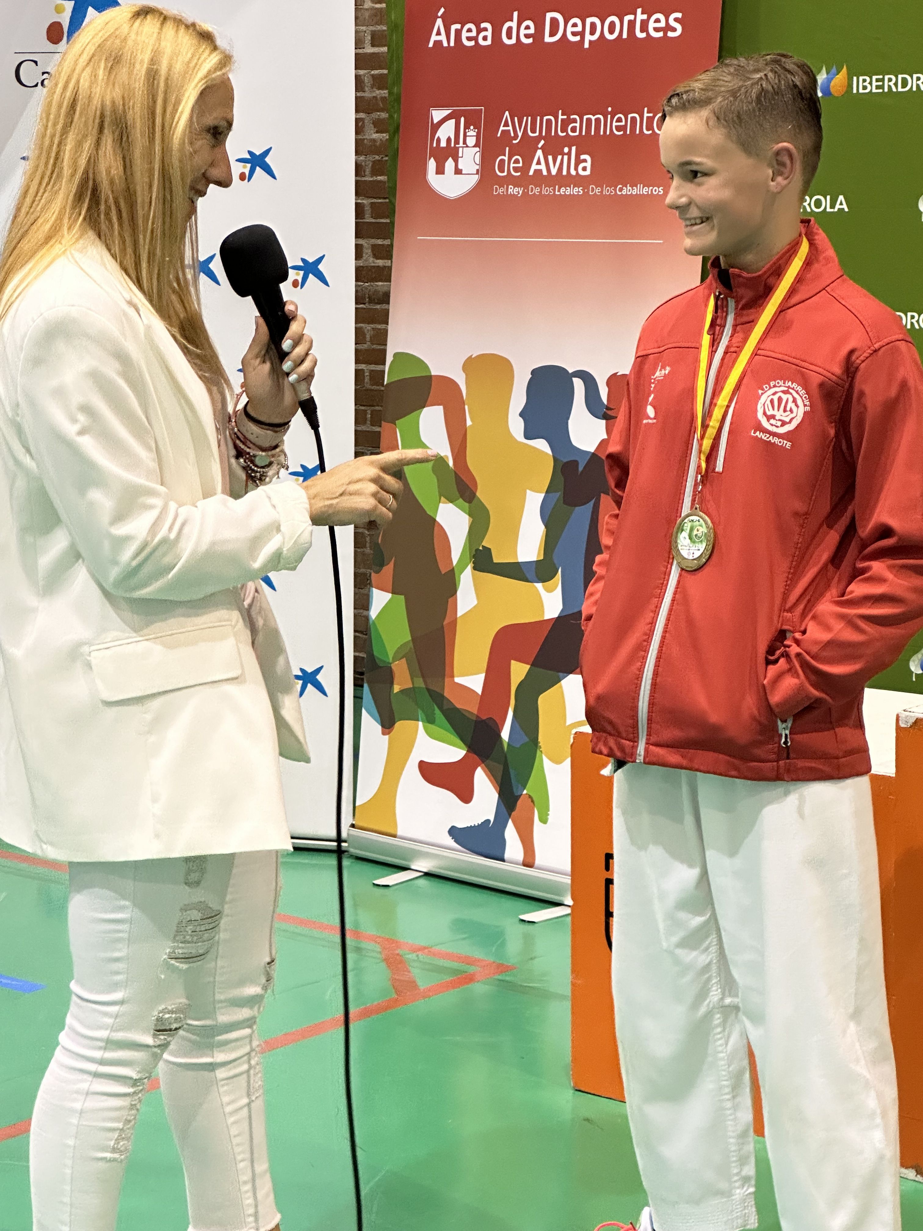 Amelie Yaiza, con su medalla, respondiendo preguntas Amelie Yaiza, con su medalla, respondiendo preguntas