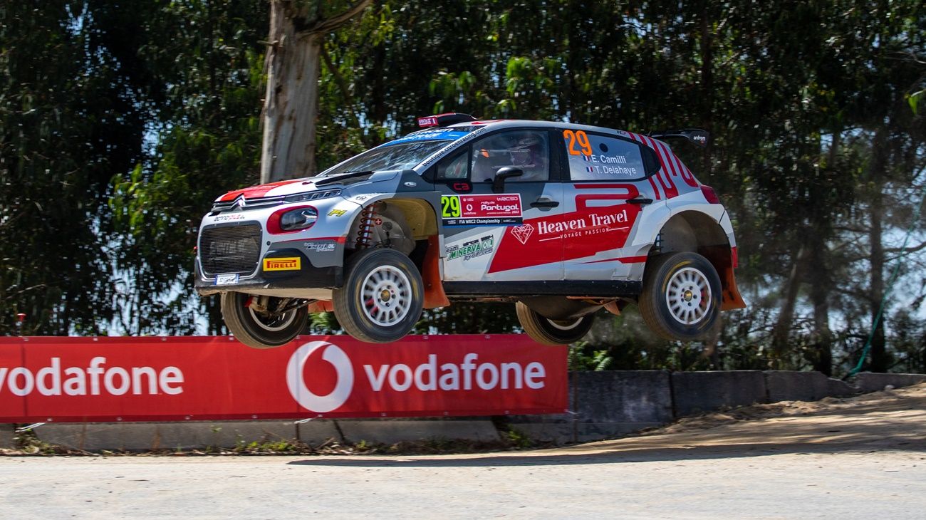 Eric Camilli al volante de su vehículo durante un tramo de competición