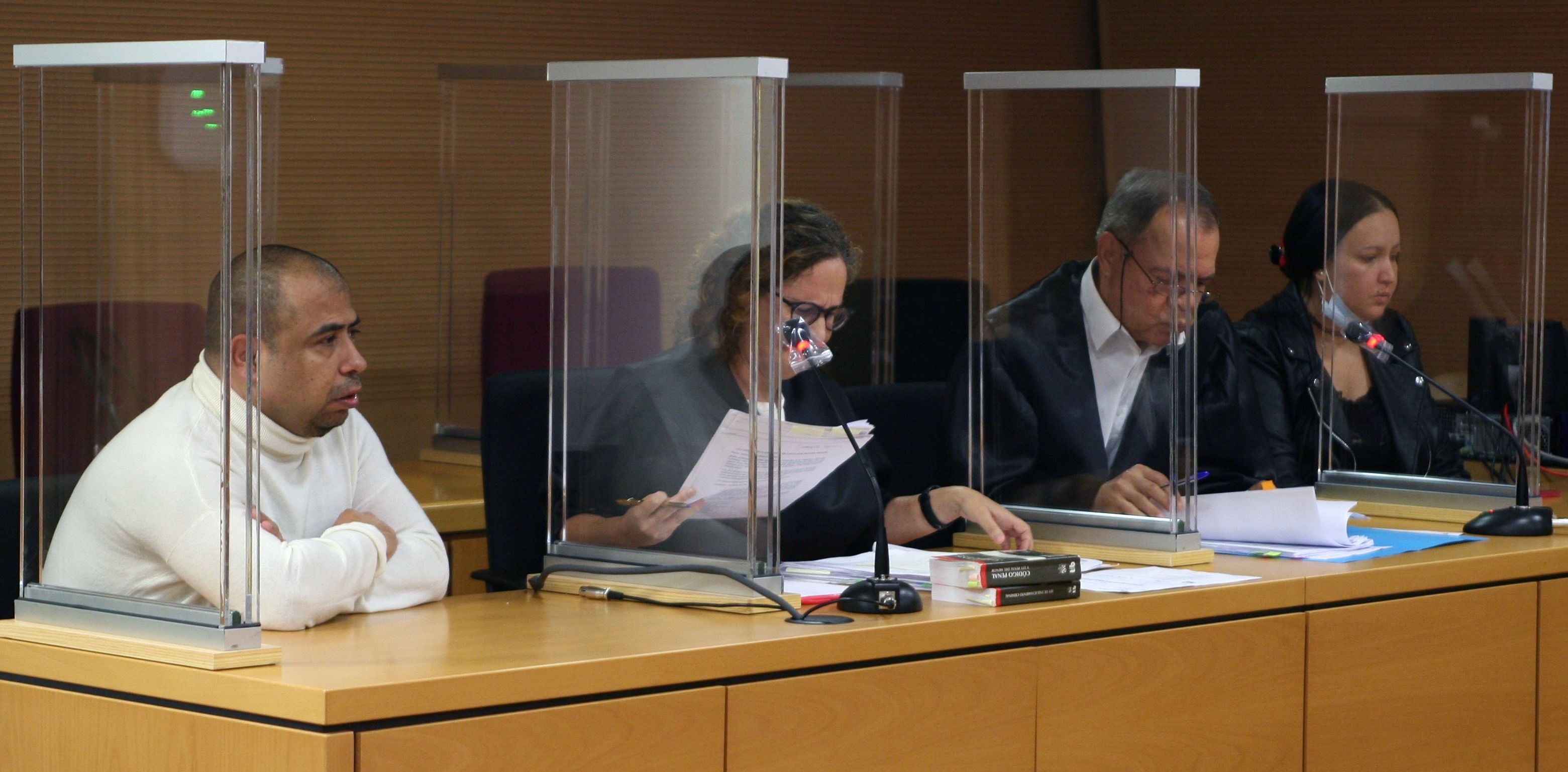 Los acusados, sentados junto a sus respectivos abogados en el juicio (FOTO: José Luis Carrasco)