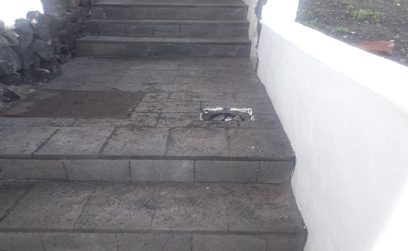 Imagen de uno de los desperfectos que presenta la escalera que da acceso a la playa "El Barranquillo"