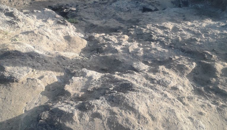 Imagen de uno de los desniveles a la entrada de la playa Imagen de uno de los desniveles a la entrada de la playa