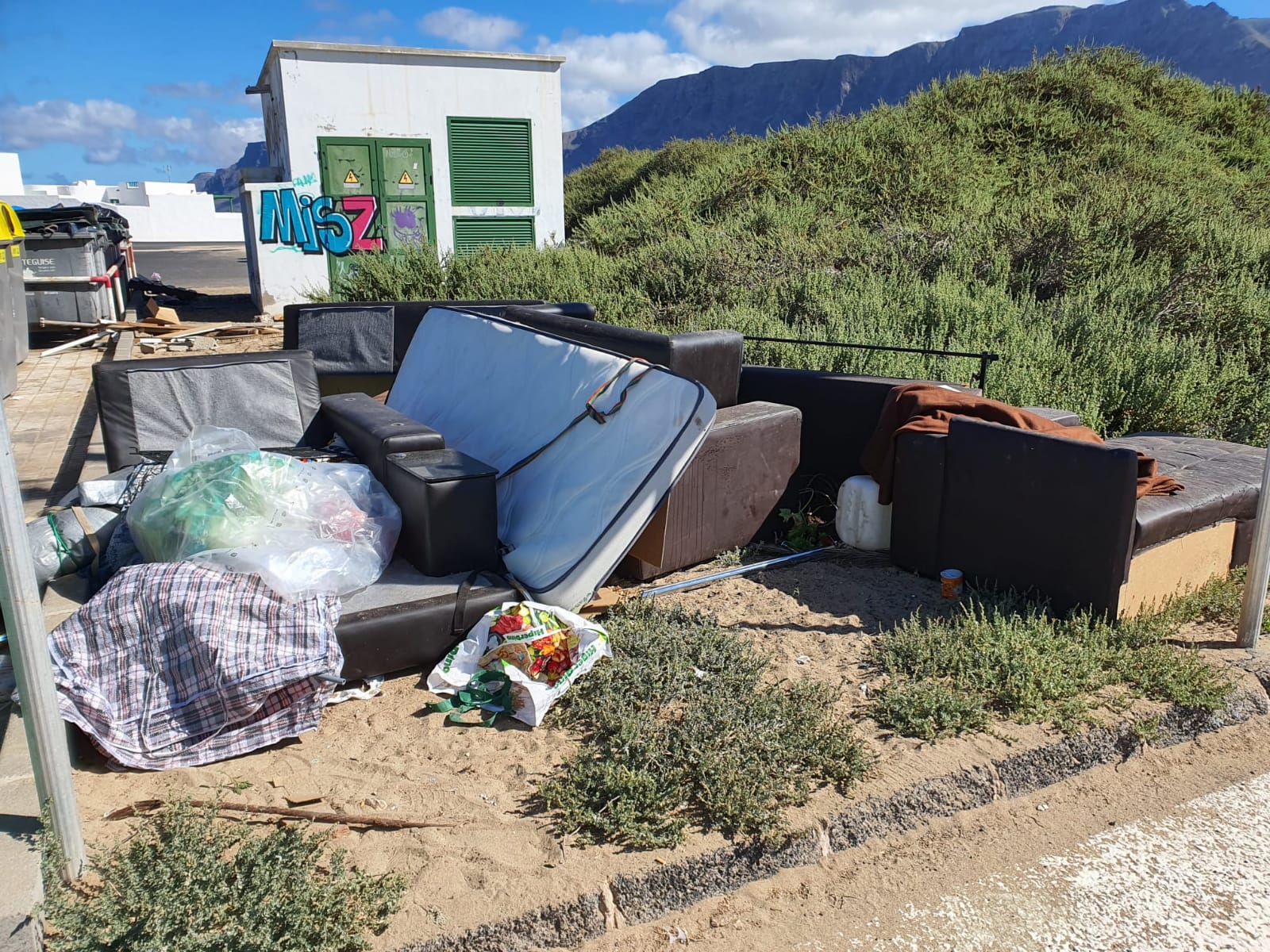 Basura acumulada en Famara