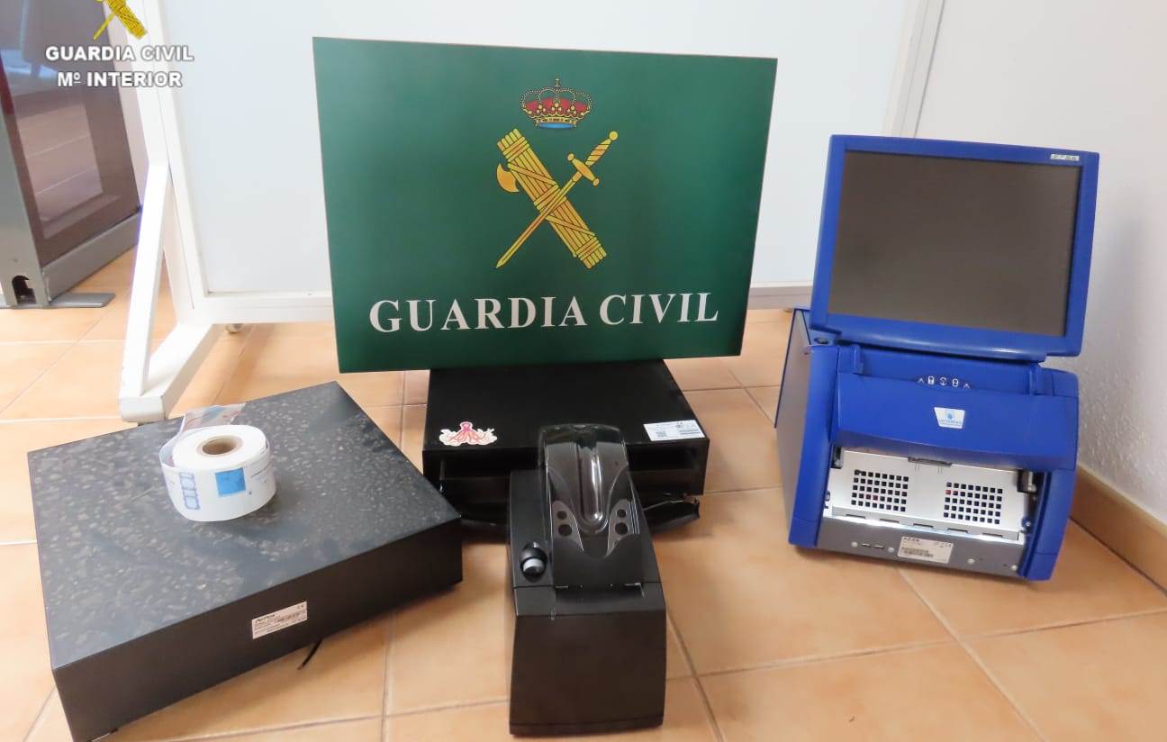 Imagen cedida por la Guardia Civil de los objetos robados 