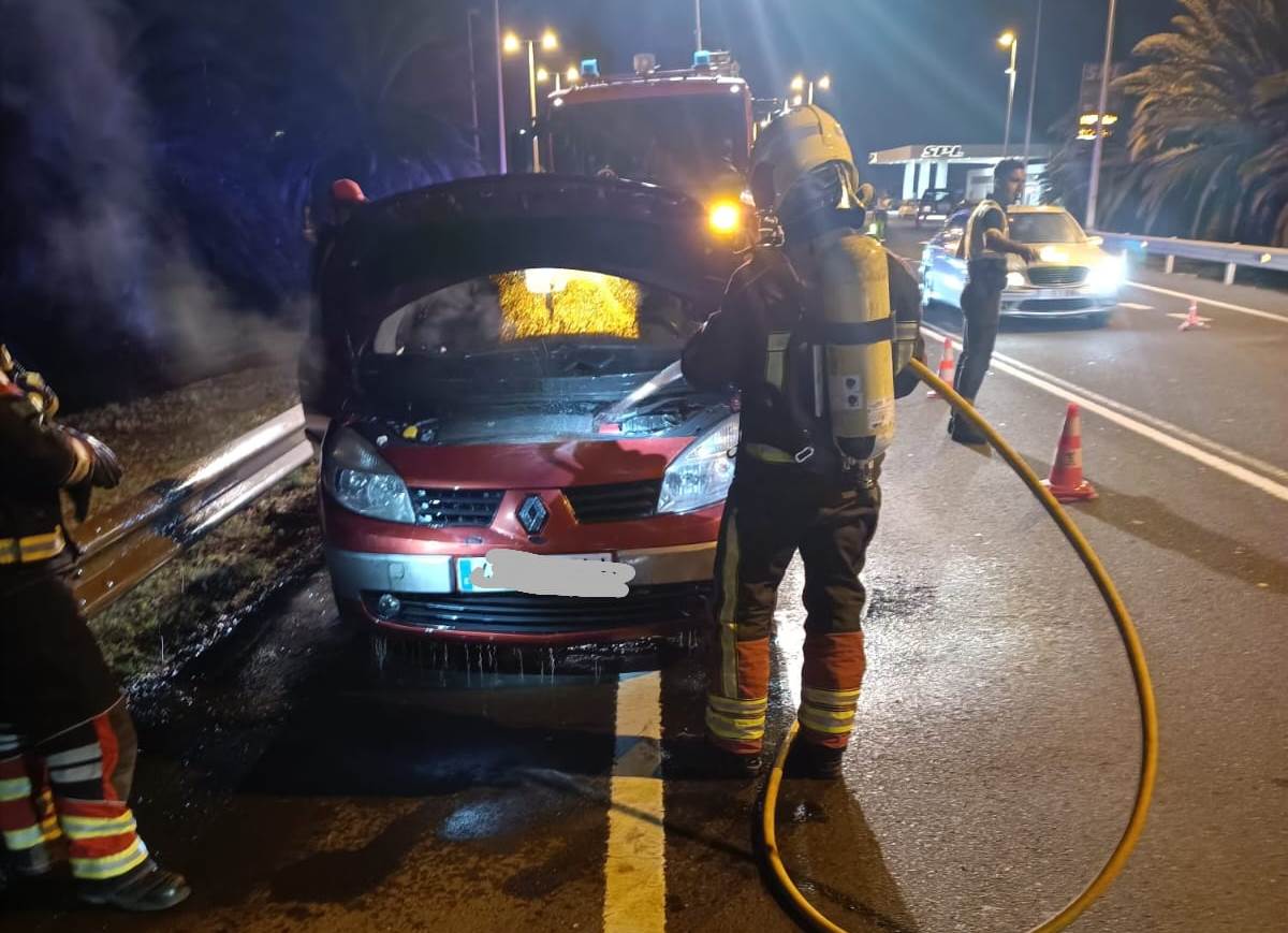 Arde un coche en marcha en la LZ-40 de Puerto del Carmen
