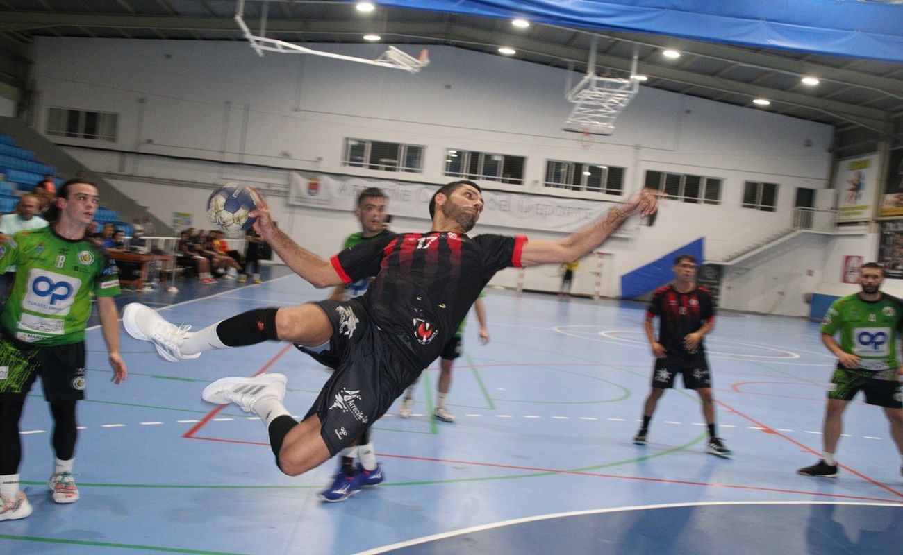 Lanzamiento de uno de los jugadores del San José Obrero durante el encuentro