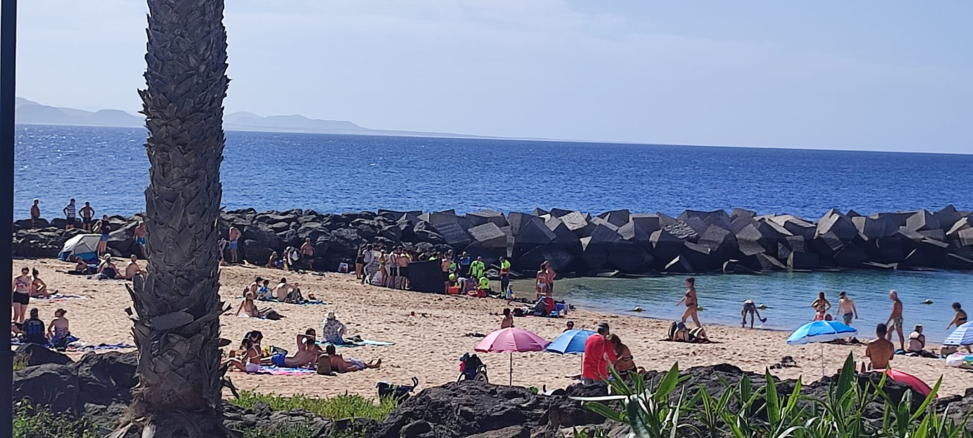 Los sanitarios atienden al buceador en Playa Blanca