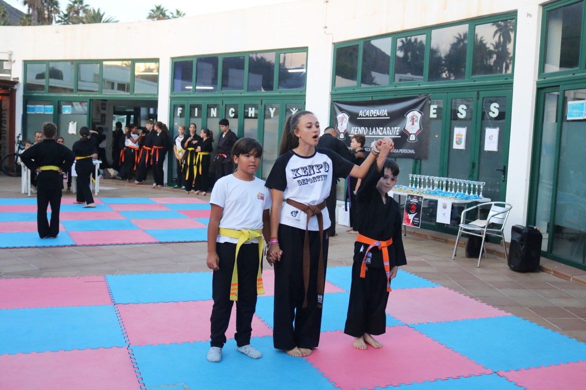 Deportistas durante la práctica de Kenpo Deportistas durante la práctica de Kenpo
