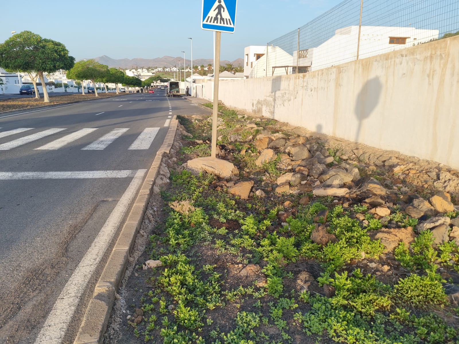 Paso de peatones sin acera en la Rambla Islas Canarias, en Puerto del Carmen