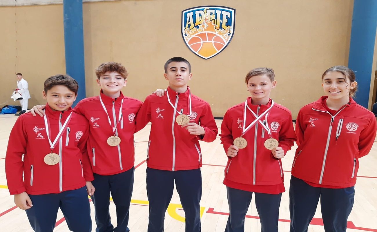 Atletas conejeros, con sus medallas, tras la disputa del torneo en Adeje