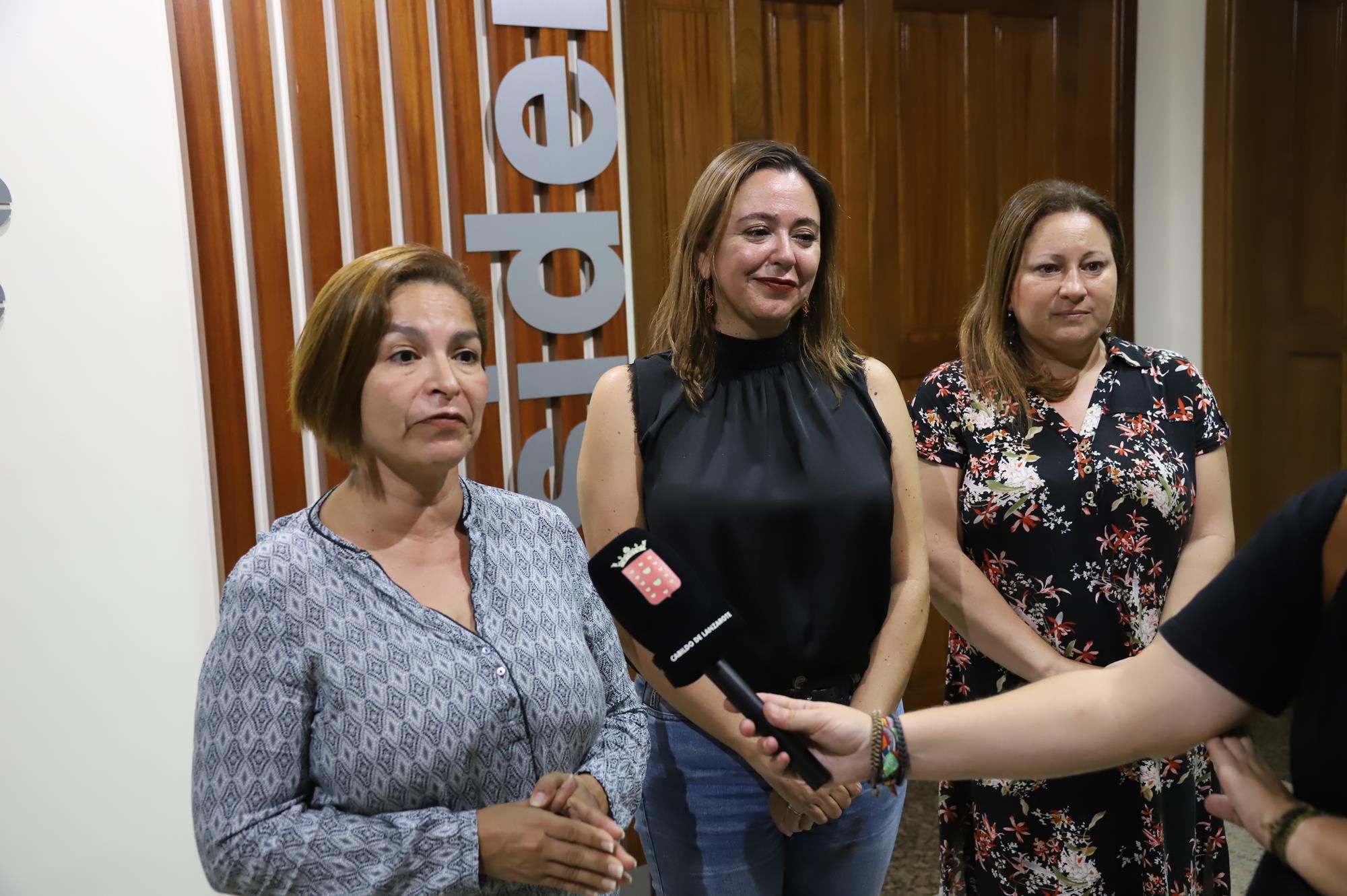 La presidenta del Cabildo, junto a las representantes de los sindicatos