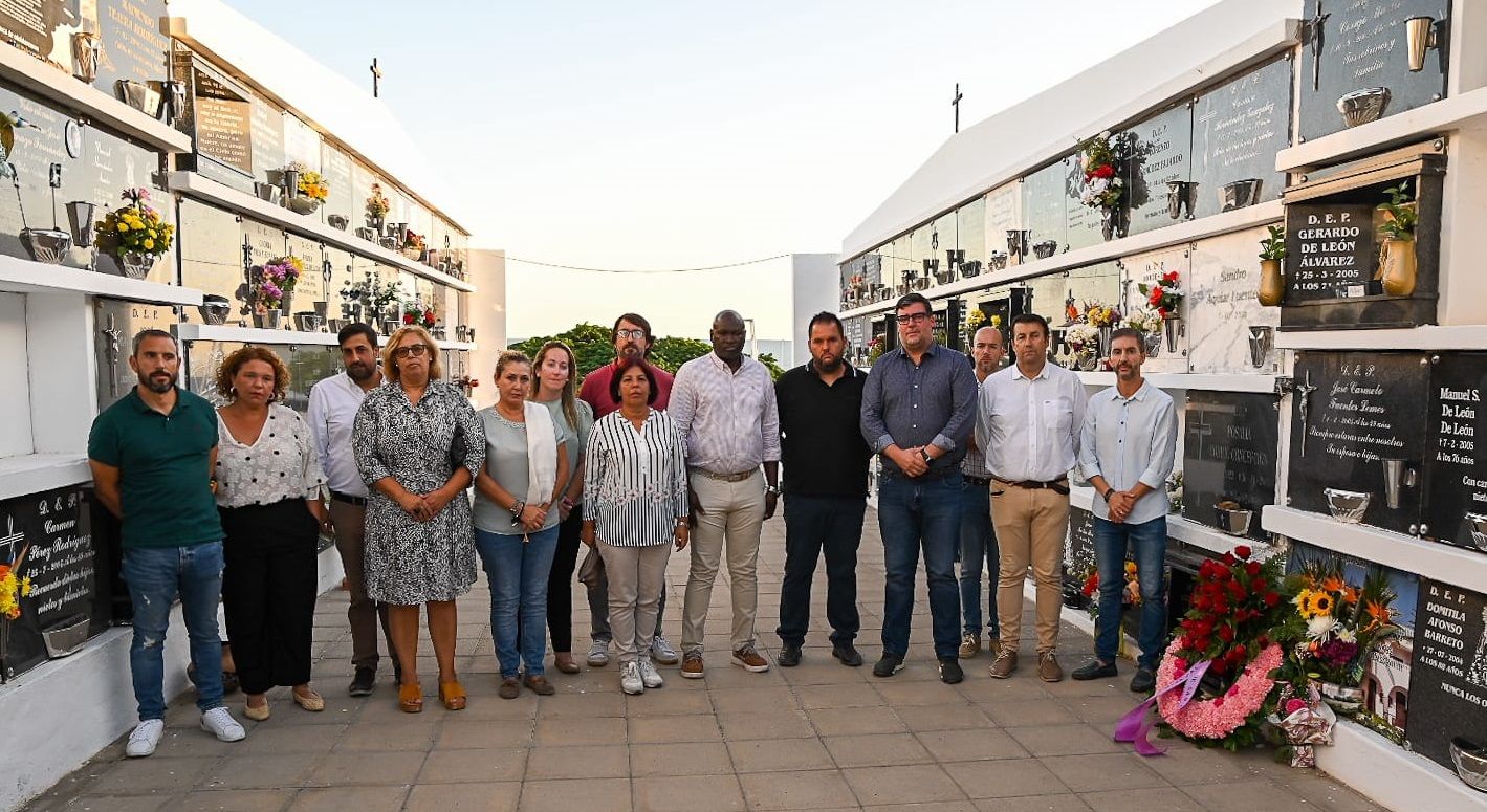 Concejales del Ayuntamiento de San Bartolomé, visitando la tumba de Alexis Tejera