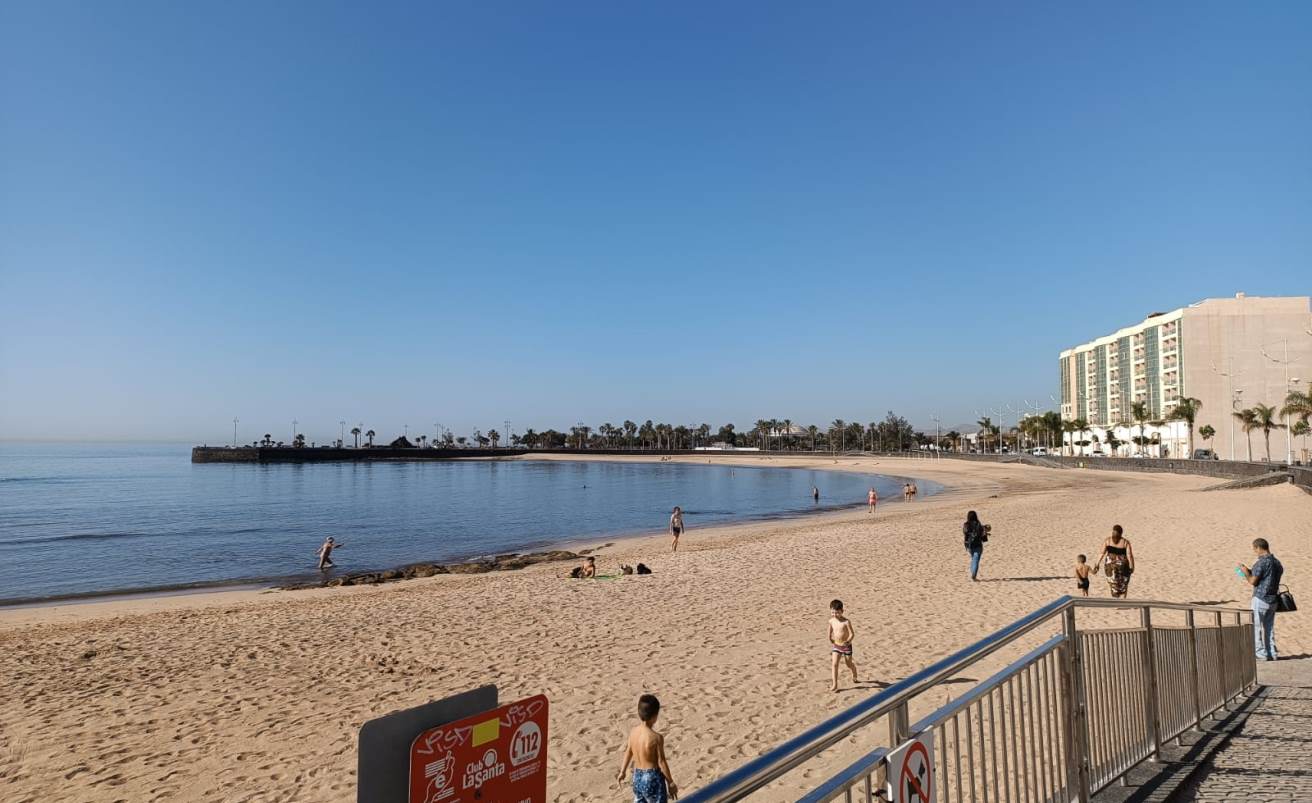 Bañistas en la playa del Reducto