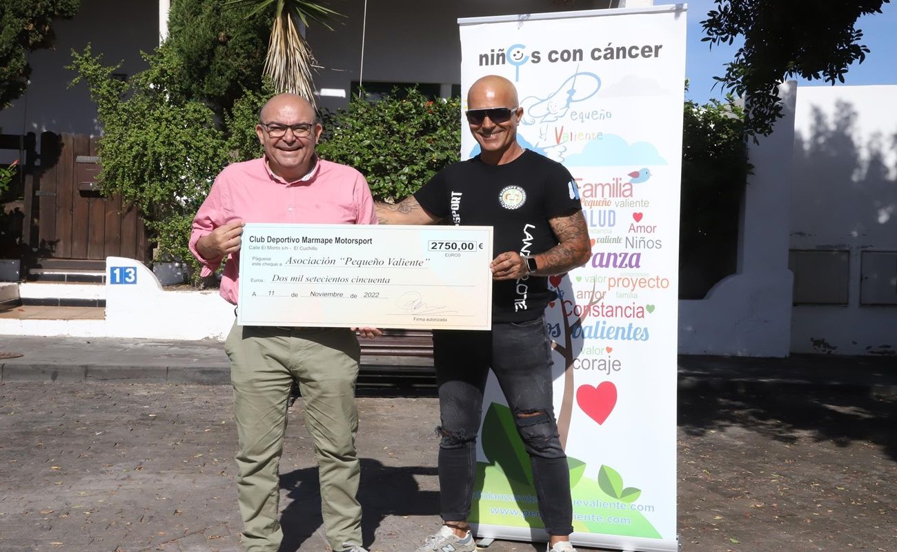 Marcial Álvarez haciendo entrega del cheque donativo a la asociación Pequeño Valiente