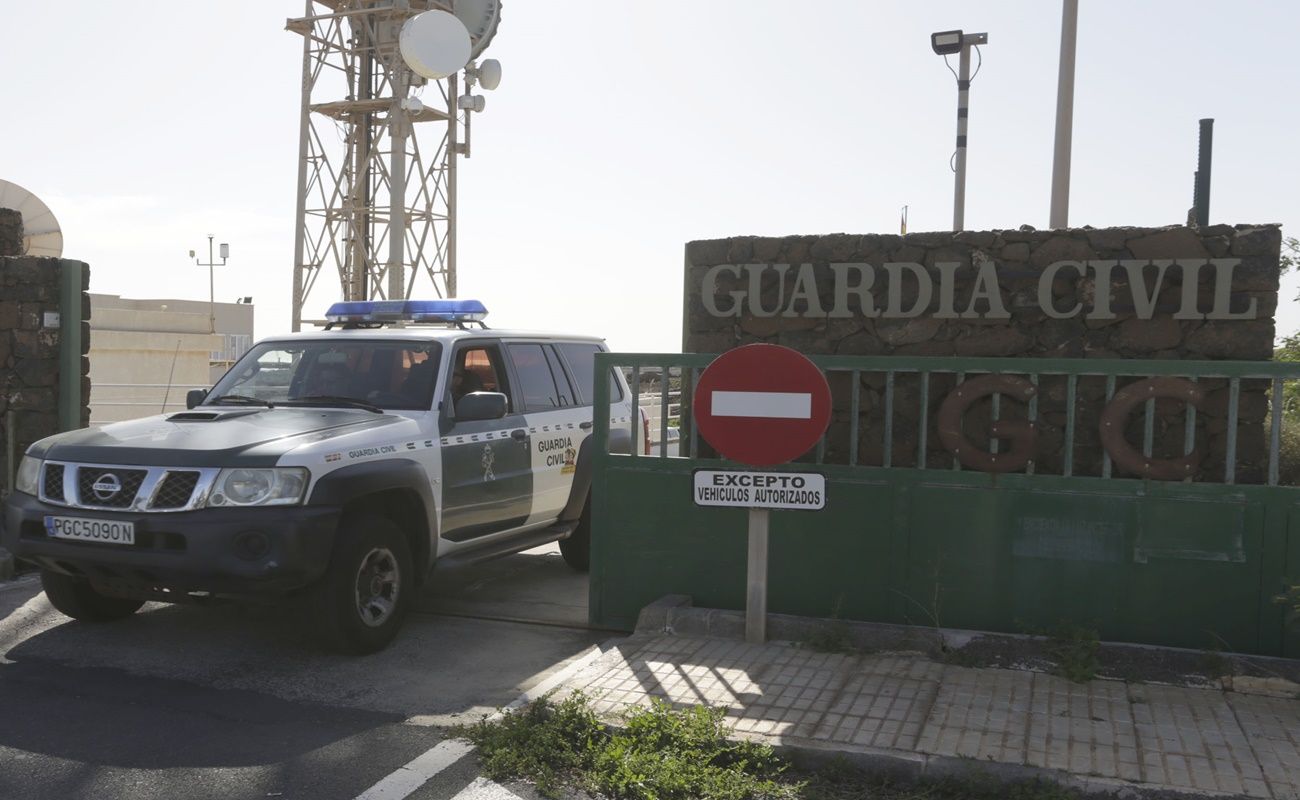 Salida de un vehículo de la Guardia Civil del cuartel de Costa Teguise. Fotos: José Luis Carrasco