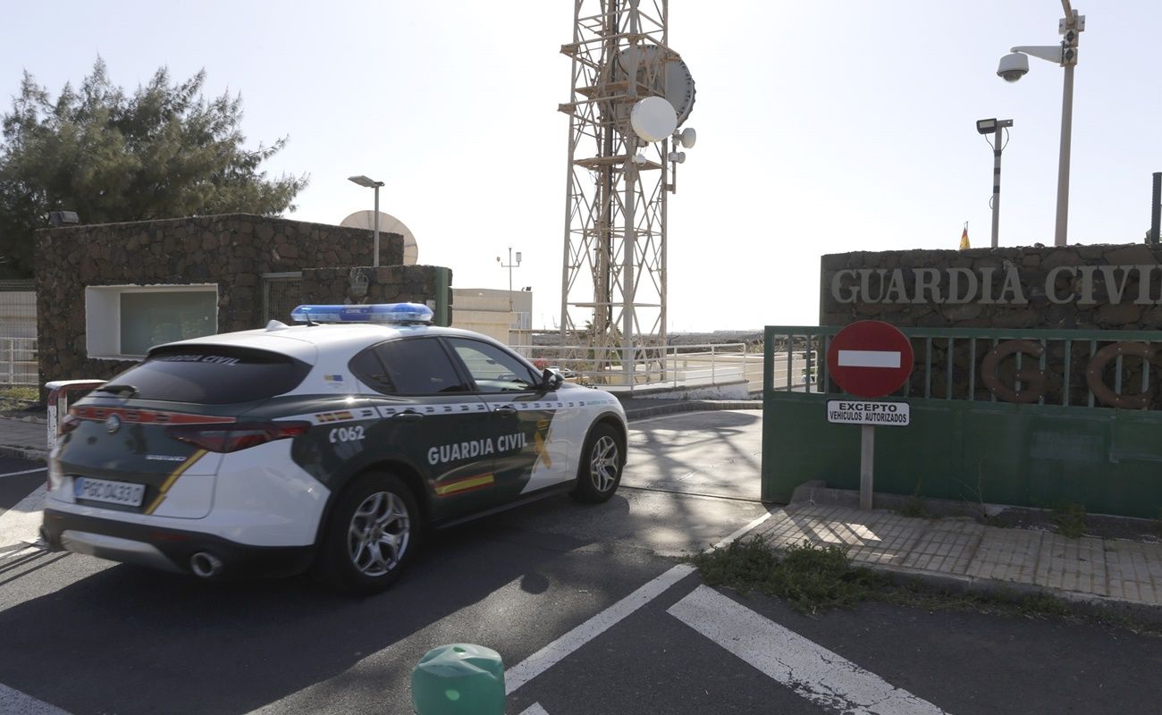 Entrada de un vehículo de la Guardia Civil al cuartel de Costa Teguise. Fotos: José Luis Carrasco