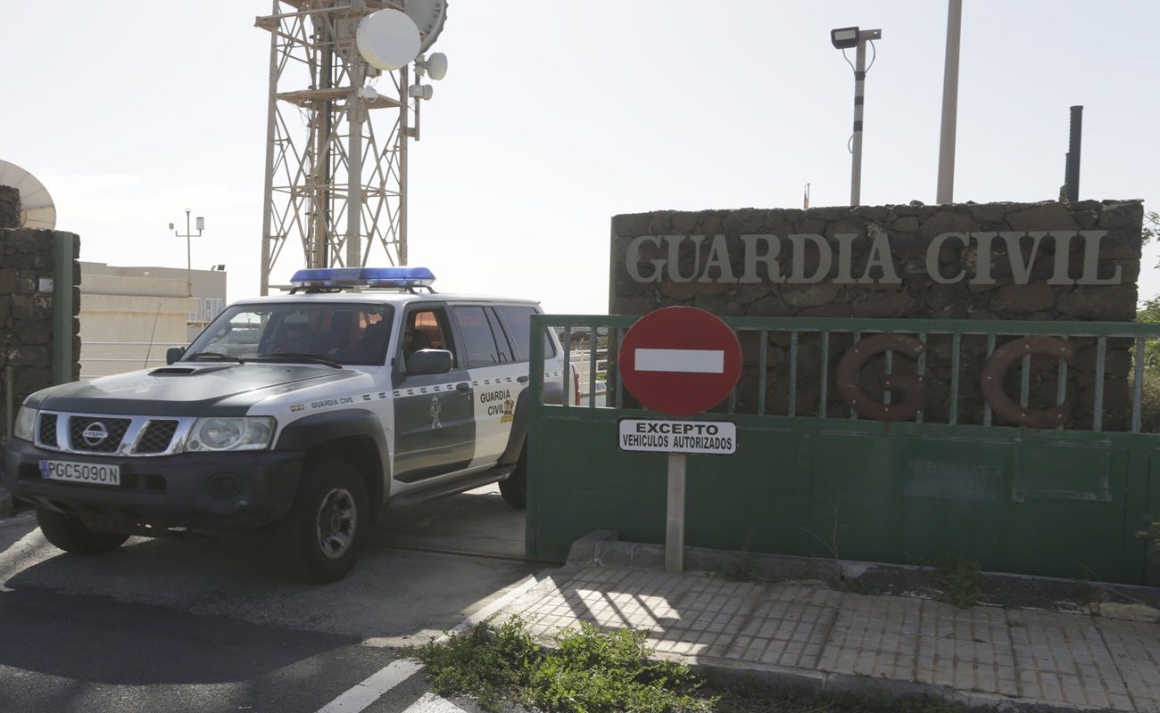 Salida de un vehículo de la Guardia Civil del cuartel de Costa Teguise. Fotos: José Luis Carrasco 