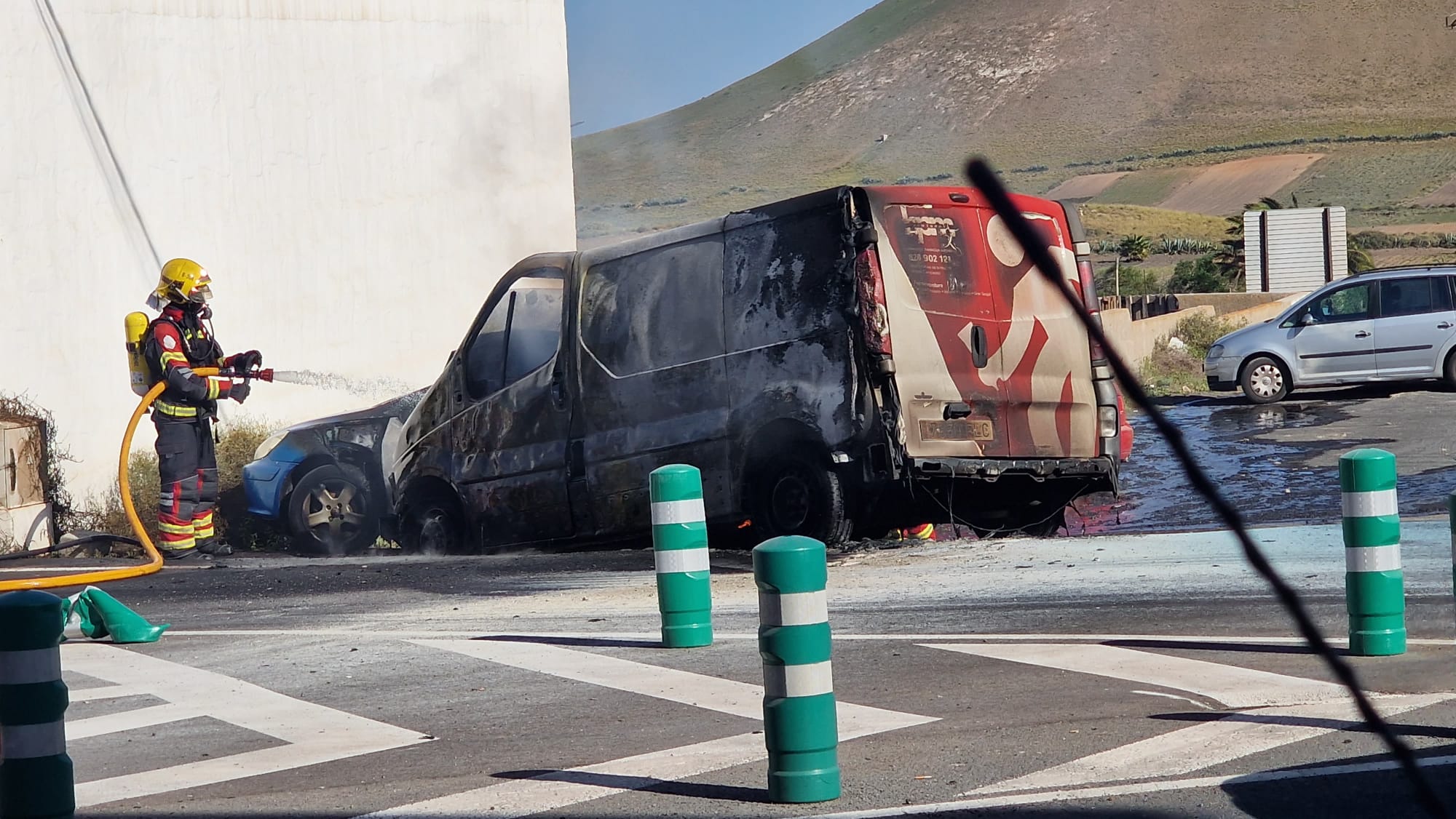 Bomberos extinguiendo el fuego de dos vehículos en San Bartolomé (Fotos: Dani C.)