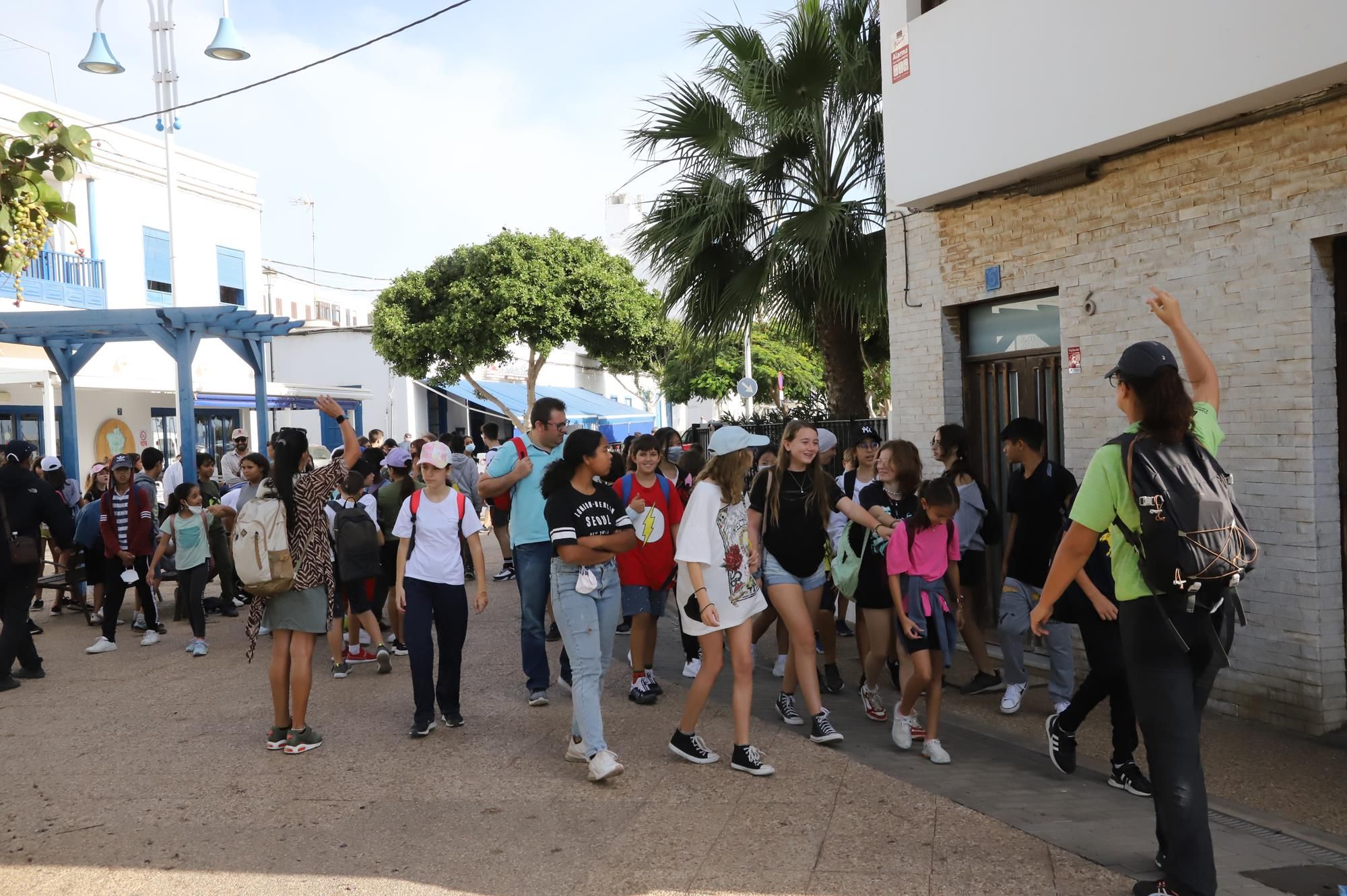 Alumnos del CEO Playa Blanca en el recorrido a pie por Arrecife