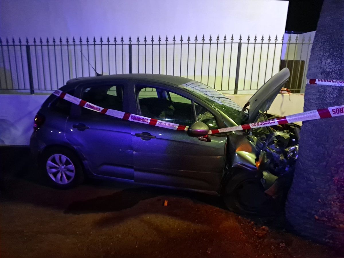 Herido grave tras chocar contra un árbol