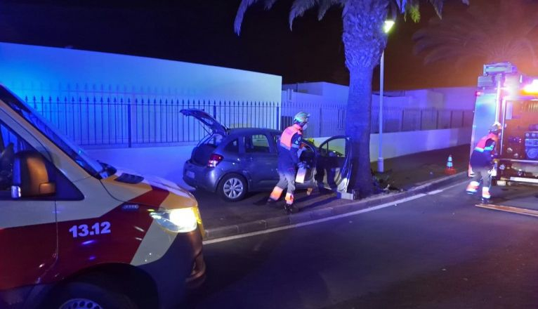Choca contra un árbol en Puerto del Carmen Choca contra un árbol en Puerto del Carmen