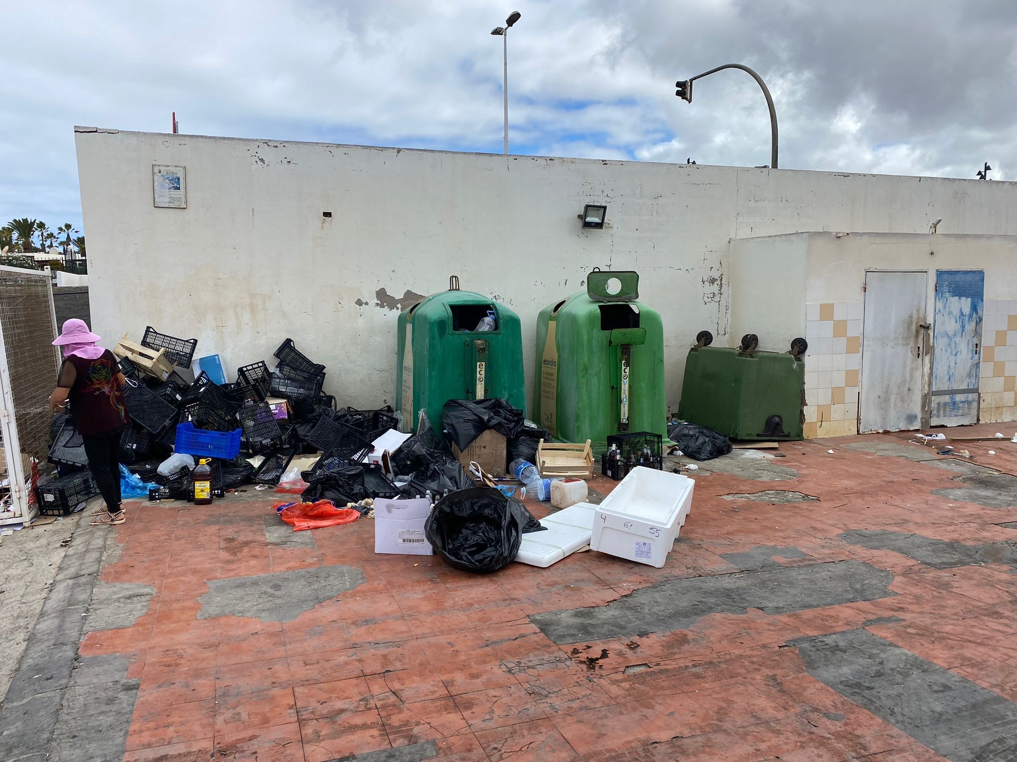 Basura acumulada en Playa Blanca, en Yaiza