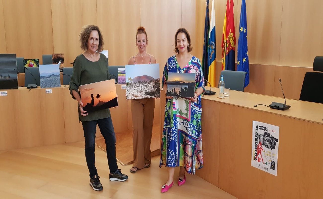 Elsa molina, ganadora del concurso de fotografía del Ayuntamiento de Tías, mostrando sus obras