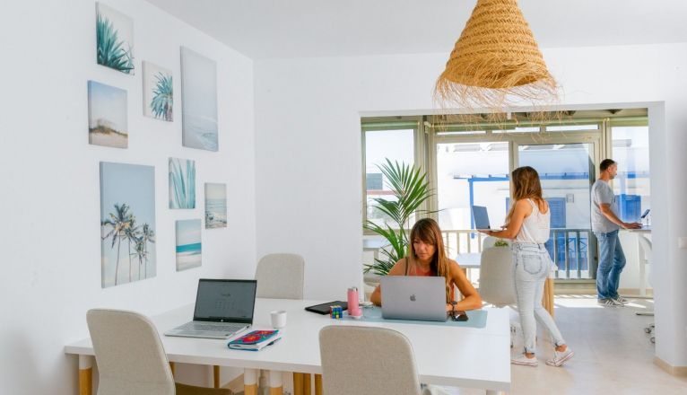 Clientes teletrabajando en las instalaciones de Coliving Pitaya, en Arrecife Clientes teletrabajando en las instalaciones de Coliving Pitaya, en Arrecife