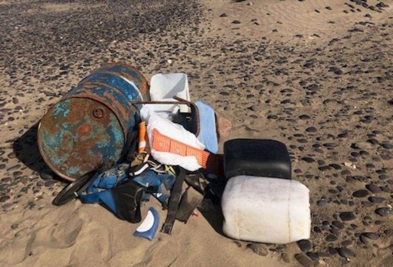 Basura en la playa de Famara