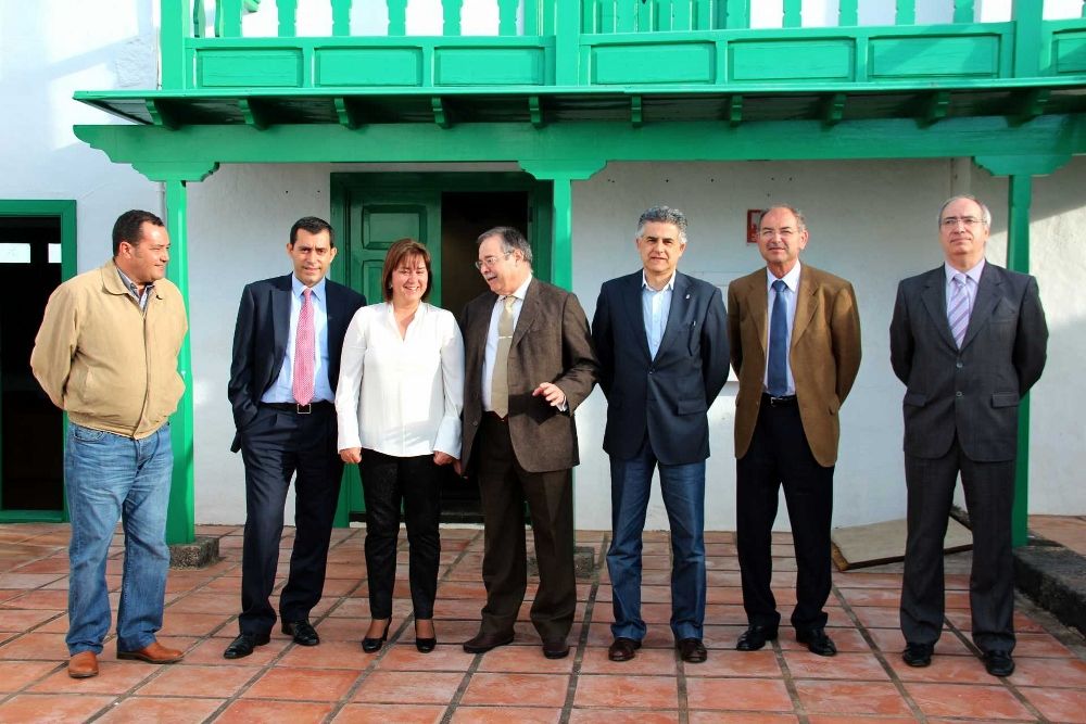 Imagen de una de las reuniones entre el Ayuntamiento de Yaiza y el Gobierno de Canarias, durante la tramitación del Plan General