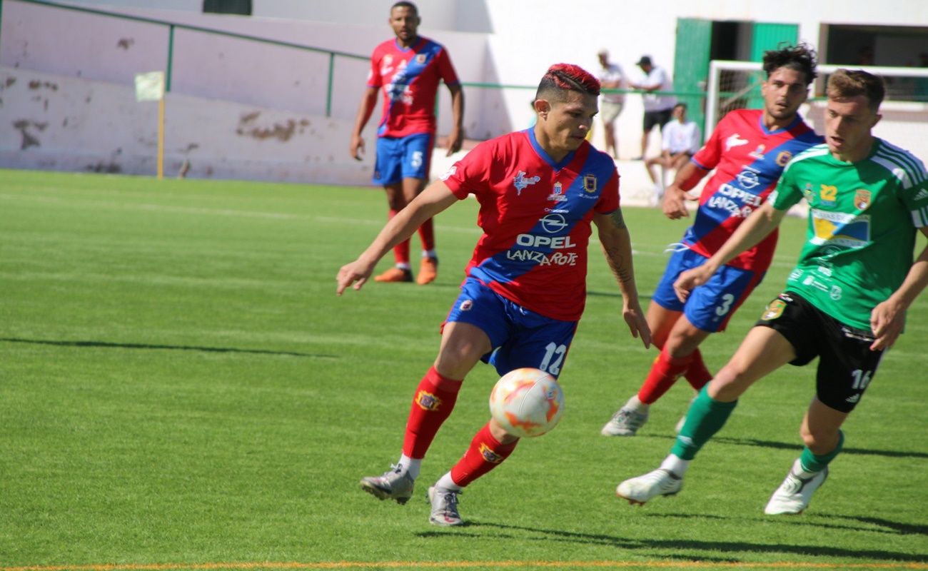Fabricio, jugador de la UD Lanzarote, controlando el balón durante el encuentro