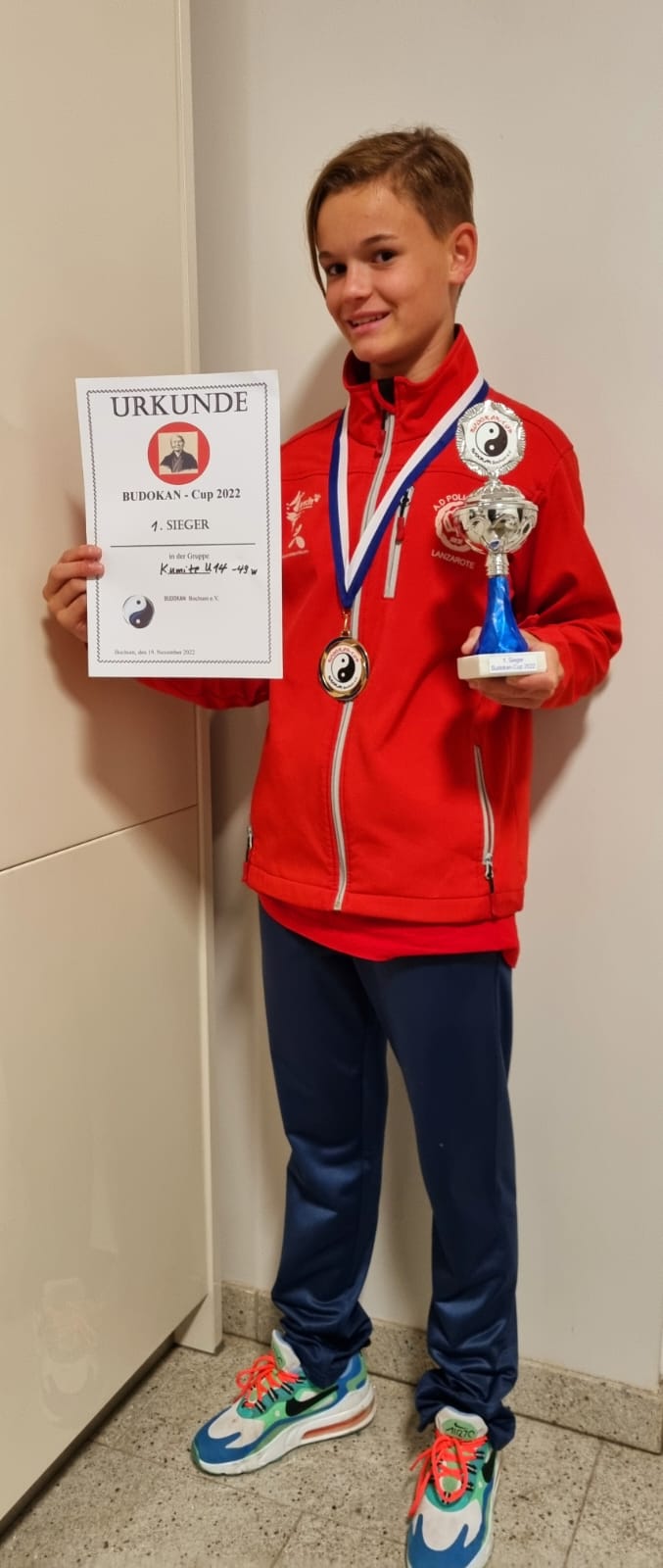 Amelie Yaiza muestra el diploma y su premio tras la competición celebrada en Alemania Amelie Yaiza muestra el diploma y su premio tras la competición celebrada en Alemania