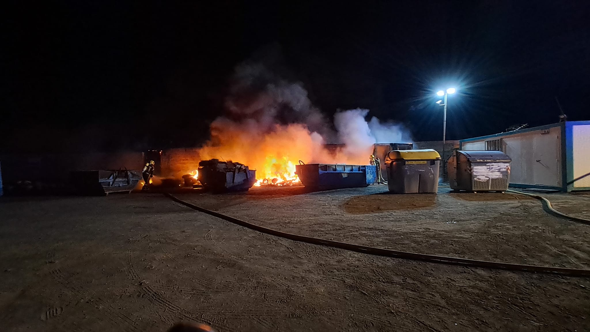 Incendio en el Punto Limpio de Arrieta, en Haría