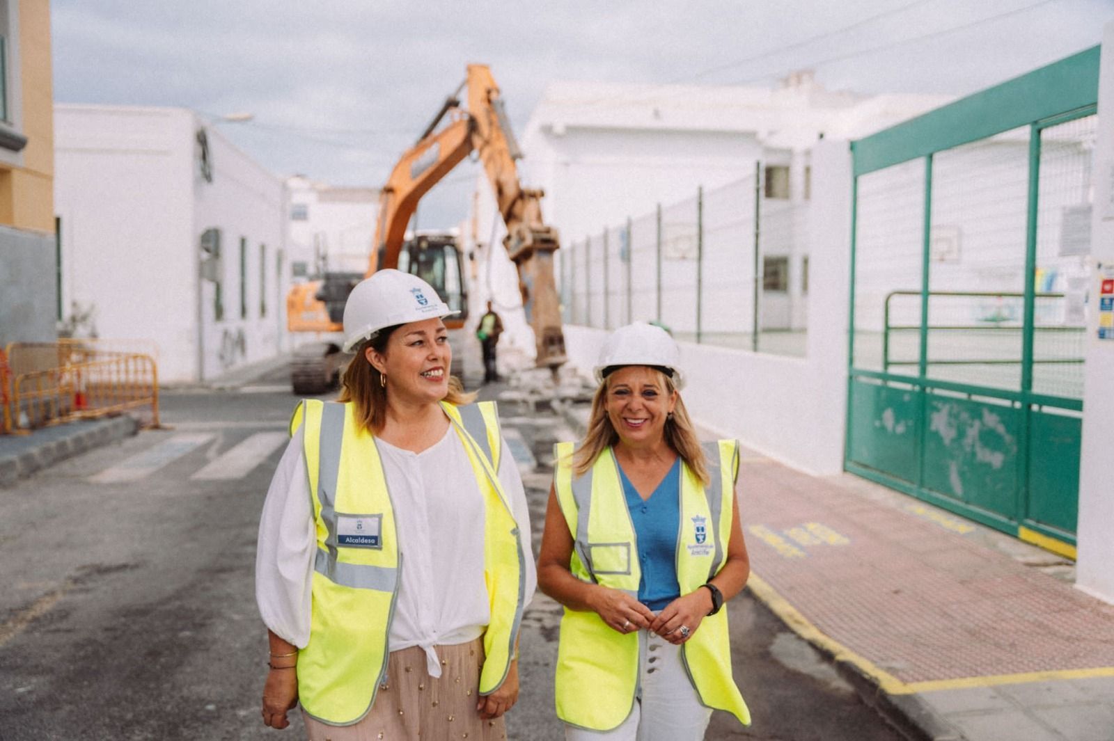 La alcaldesa de Arrecife, Astrid Pérez, y la concejal de Educación, Saro González