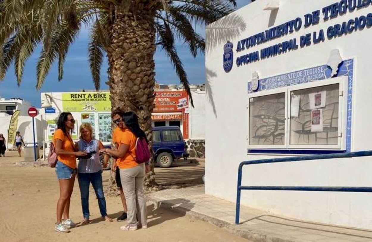 La concejal delegada de La Graciosa, Alicia Páez, con el equipo técnico de Gesplan