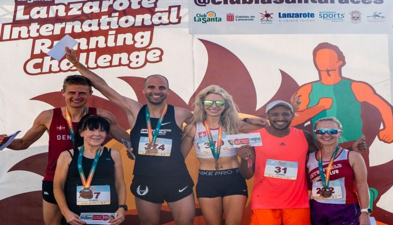 Podio de la clasificación general en la categoría masculina y femenina Podio de la clasificación general en la categoría masculina y femenina
