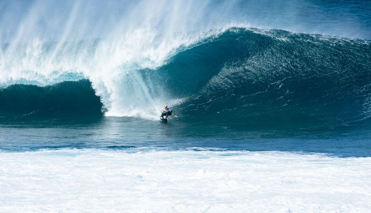 Un surfista compitiendo en el Quemao Class