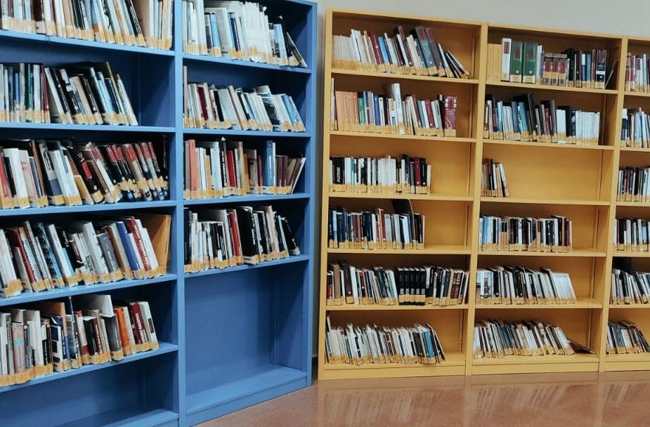 Una de las estanterías de la Biblioteca Municipal Una de las estanterías de la Biblioteca Municipal
