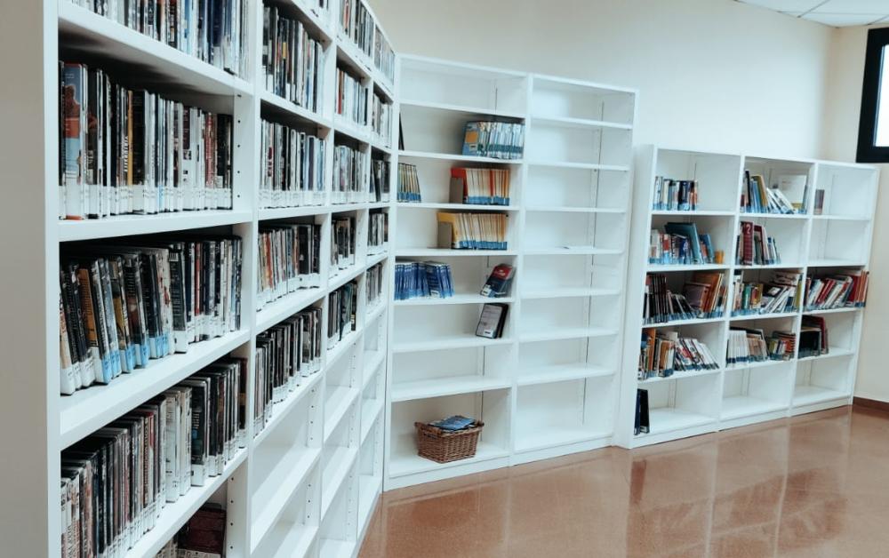 Otra de las estanterias en las salas de la Biblioteca Municipal Otra de las estanterias en las salas de la Biblioteca Municipal