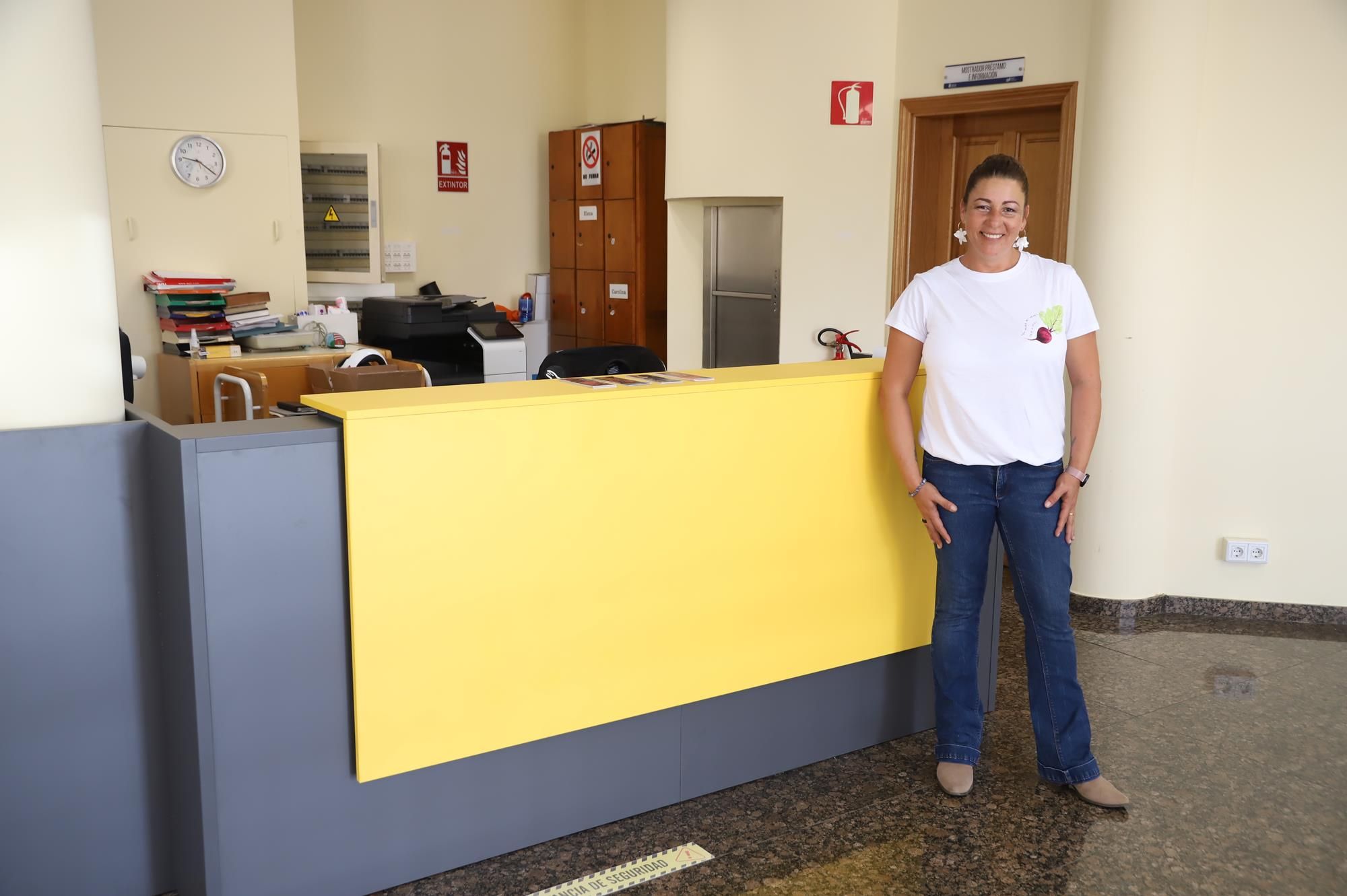 Myriam Barros junto al nuevo mobiliario de la Biblioteca Municipal Myriam Barros junto al nuevo mobiliario de la Biblioteca Municipal