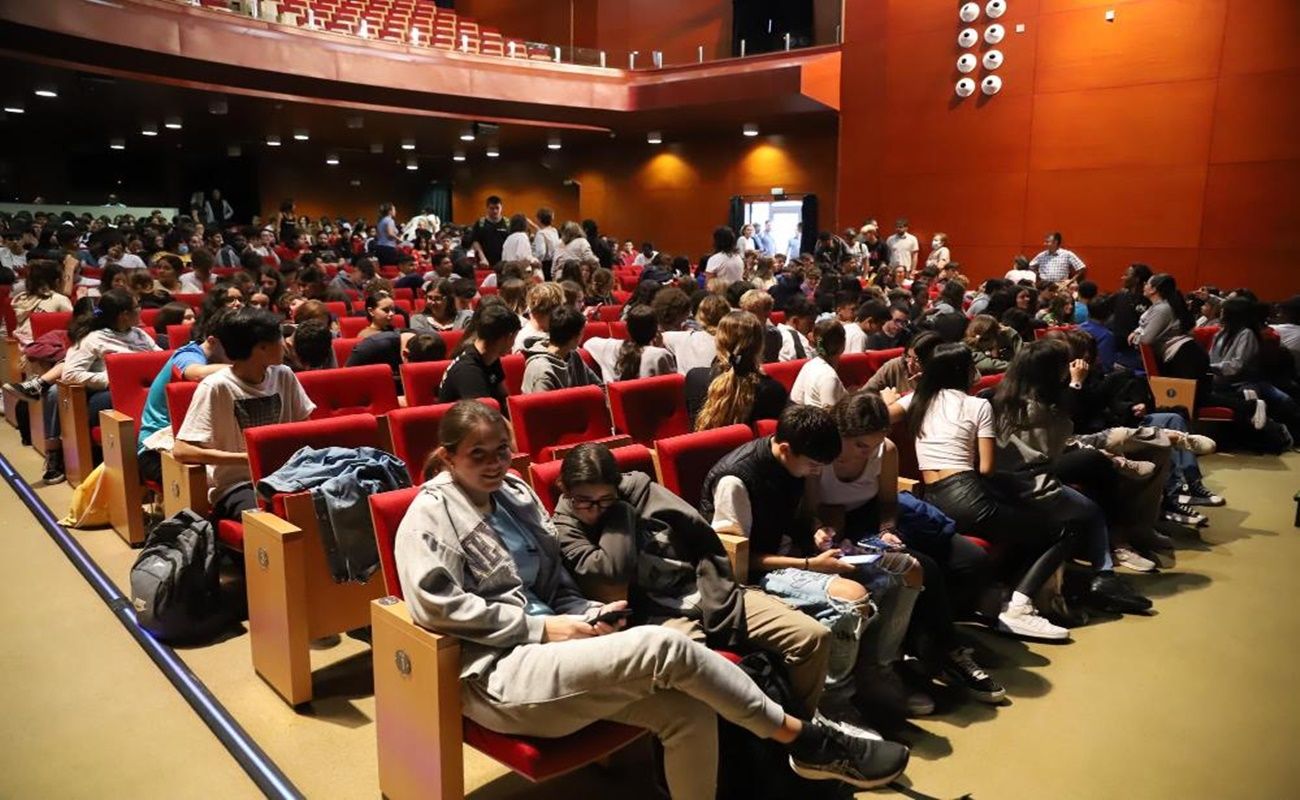 Alumnado durante la actuación teatral Alumnado durante la actuación teatral