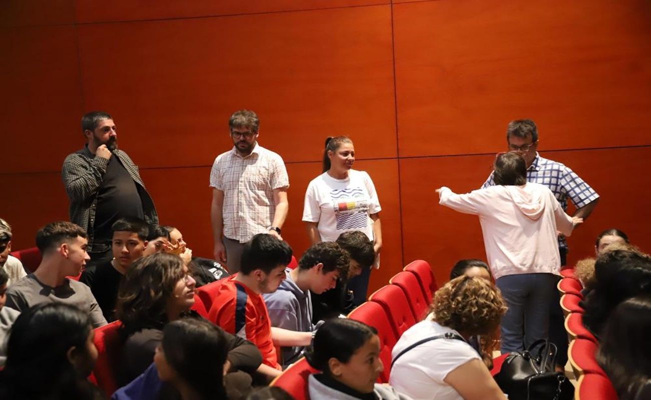 Myriam Barros junto al profesorado y alumnado presente en la representación teatral Myriam Barros junto al profesorado y alumnado presente en la representación teatral