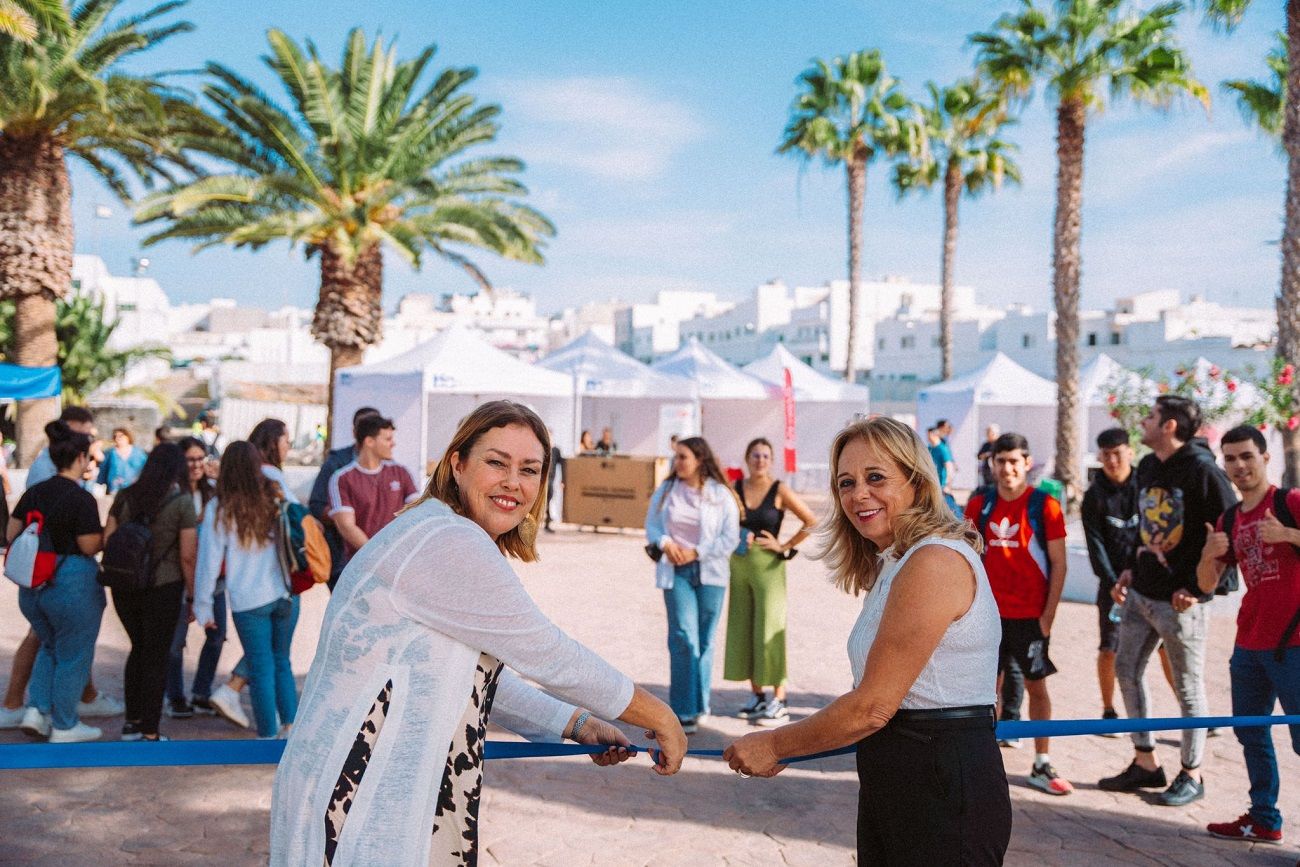 La alcaldesa de Arrecife inaugurando la Feria de Emprendimiento