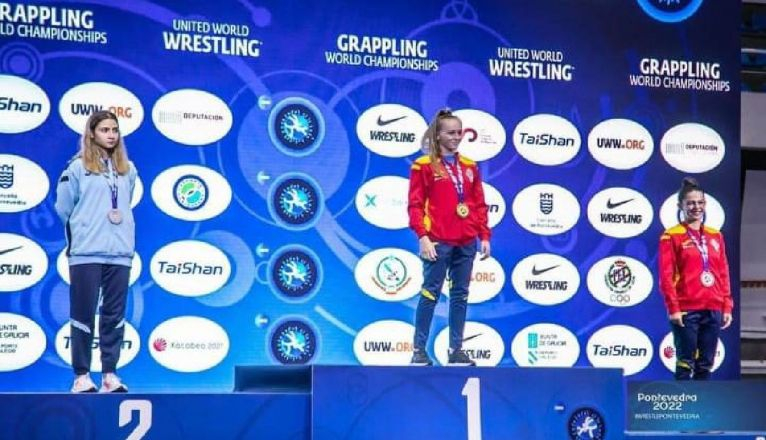 Marina Farray recibiendo la medalla de oro en el podium durante el Mundial de Grappling