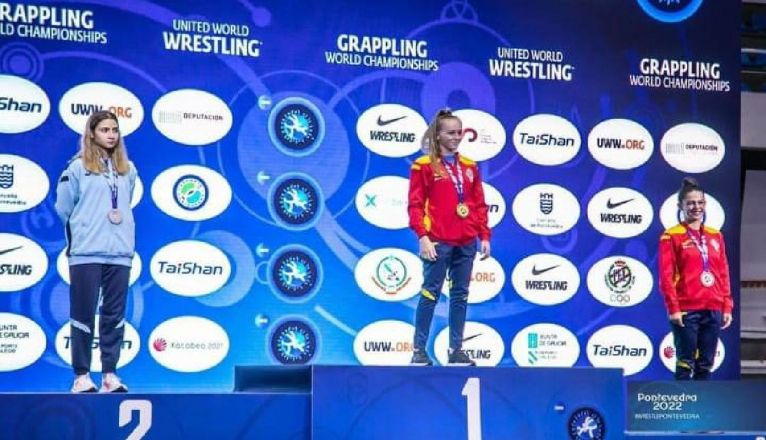 Marina Farray recibiendo la medalla de oro en el podium durante el Mundial de Grappling Marina Farray recibiendo la medalla de oro en el podium durante el Mundial de Grappling