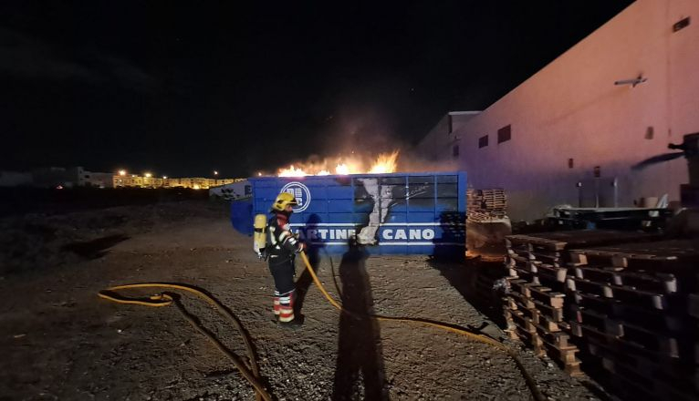 Incendio de un contenedor en Arrecife Incendio de un contenedor en Arrecife