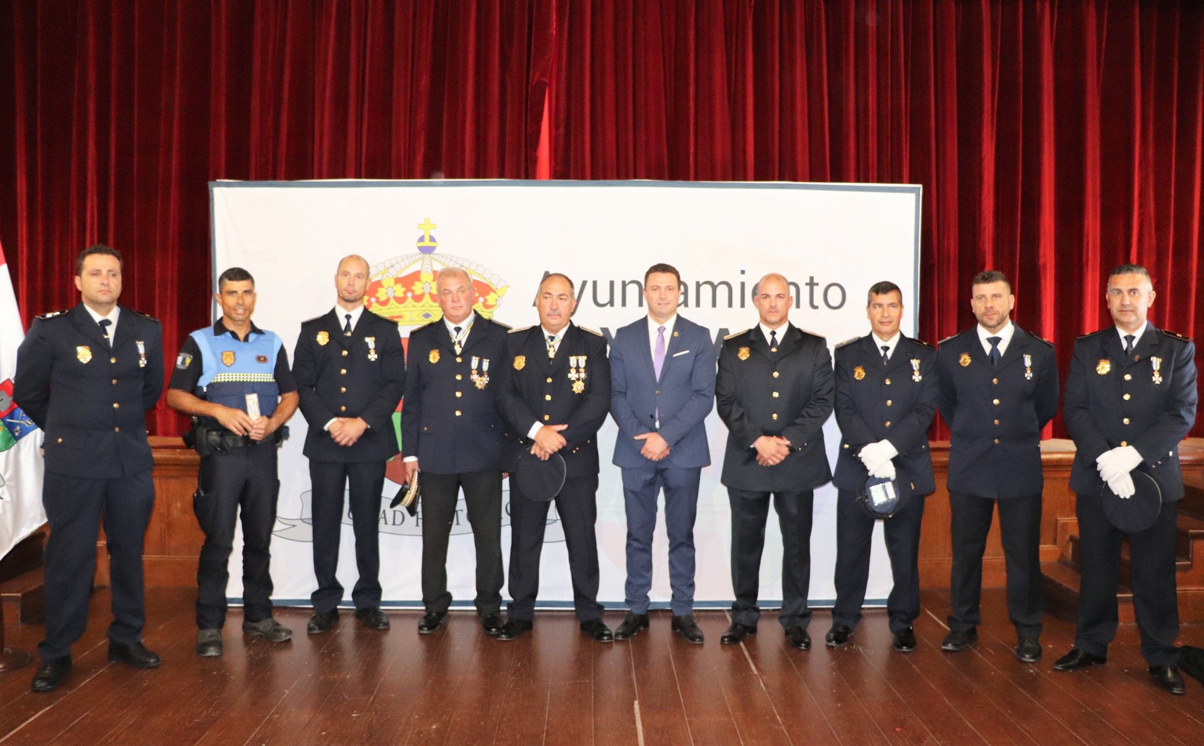 El alcalde de Yaiza con agentes distinguidos