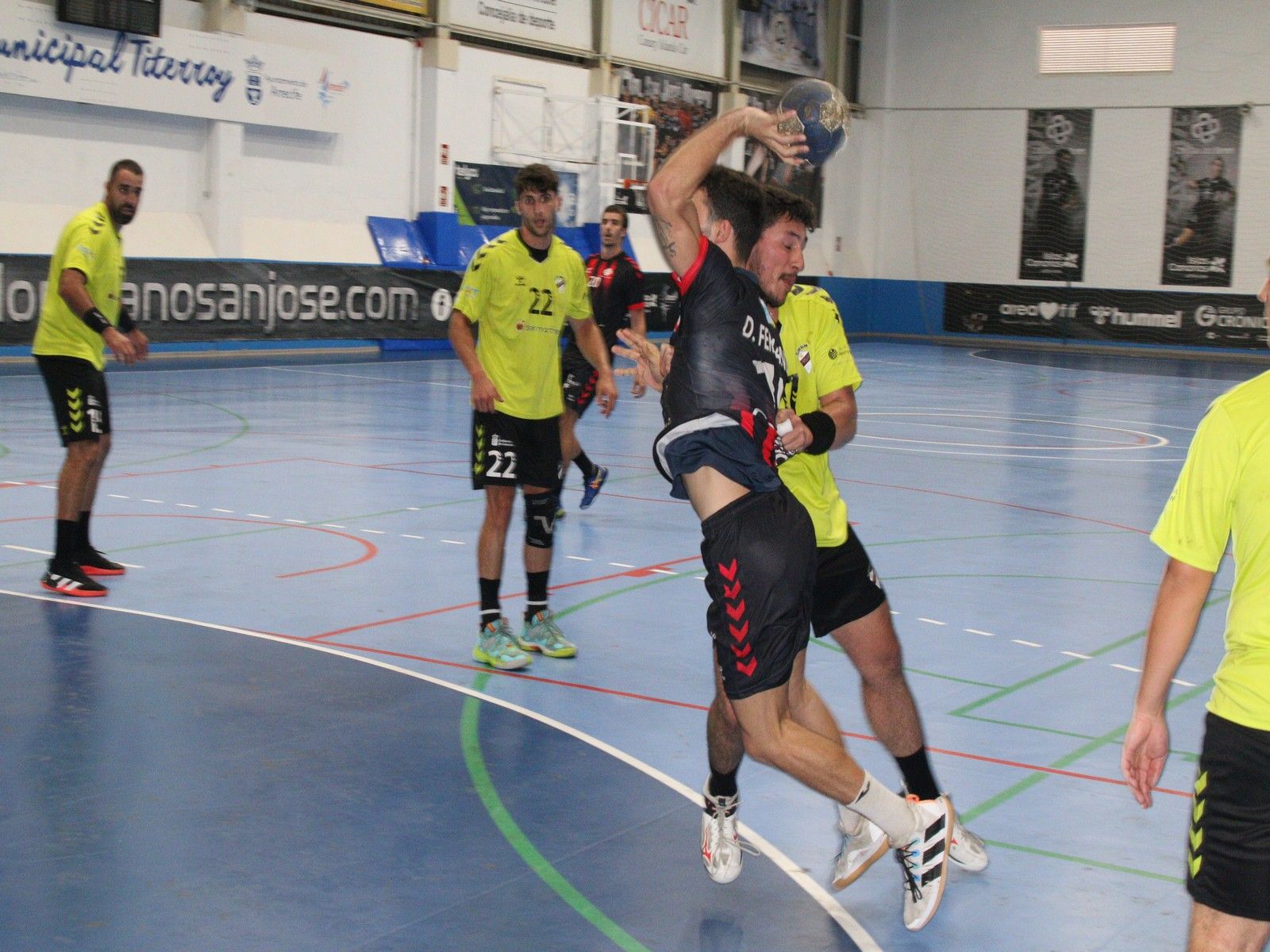 Pugna entre jugadores de ambos equipos cerca del área visitante