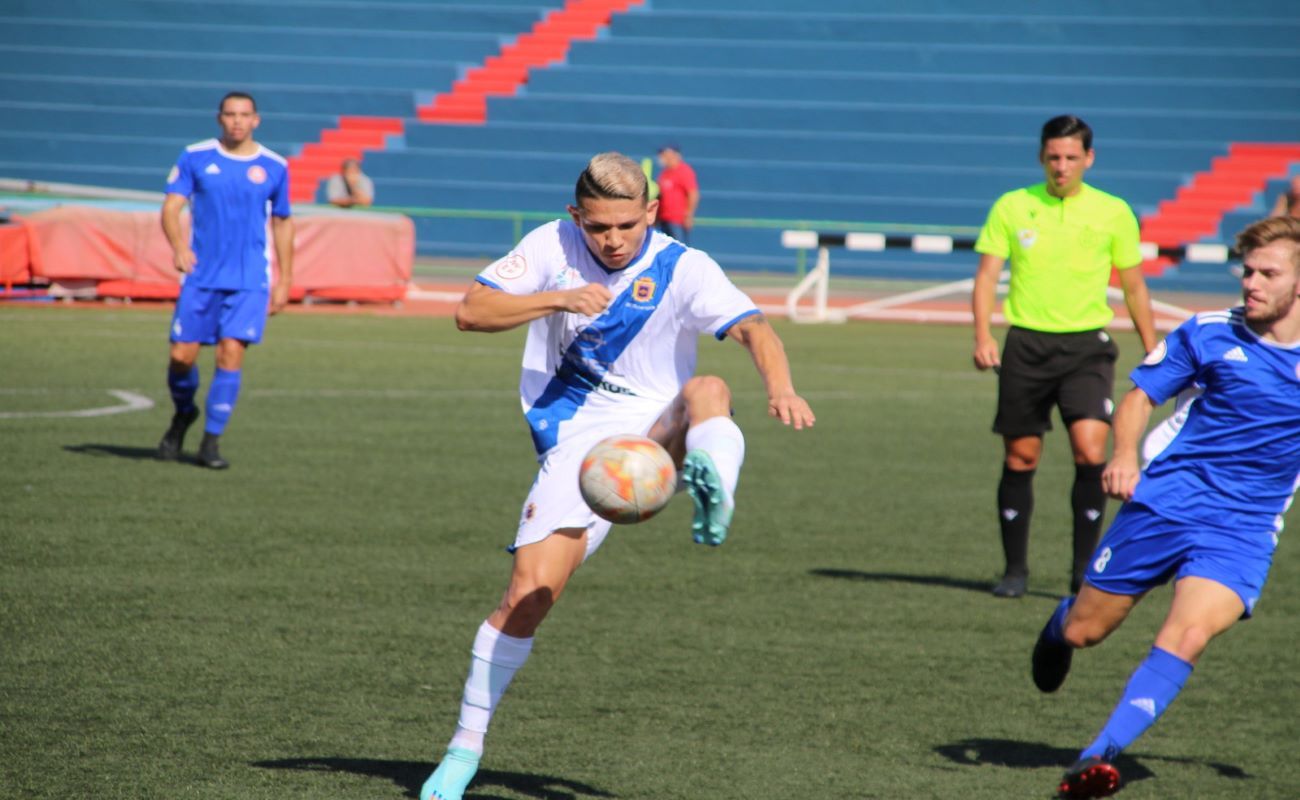 Jugador de la UD Lanzarote trata de controlar el balón ante la presión rival