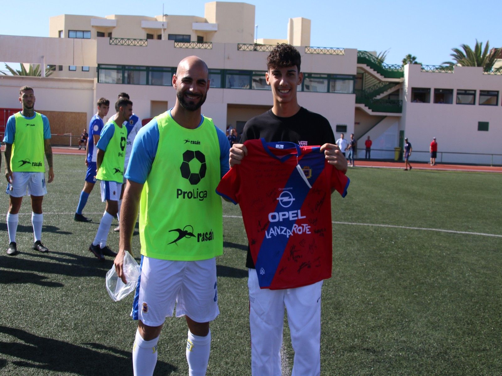 Ayoze Pérez, capitán de la UD Lanzarote, junto a Aythami Machado con una camisa firmada por todos los jugadores de la plantilla momentos previos al inicio del encuentro Ayoze Pérez, capitán de la UD Lanzarote, junto a Aythami Machado con una camisa firmada por todos los jugadores de la plantilla momentos previos al inicio del encuentro