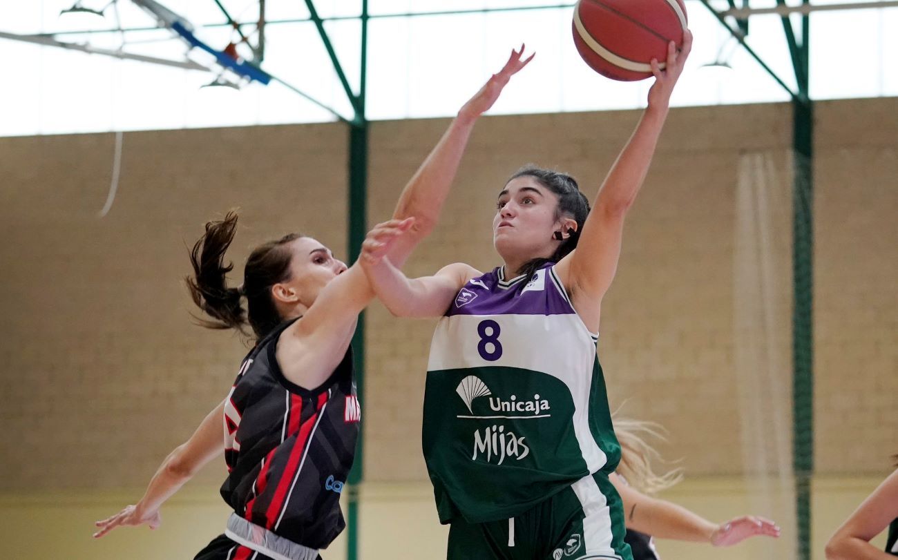 Intento de tapón de una jugadora del Magec Tías ante una rival del Unicaja